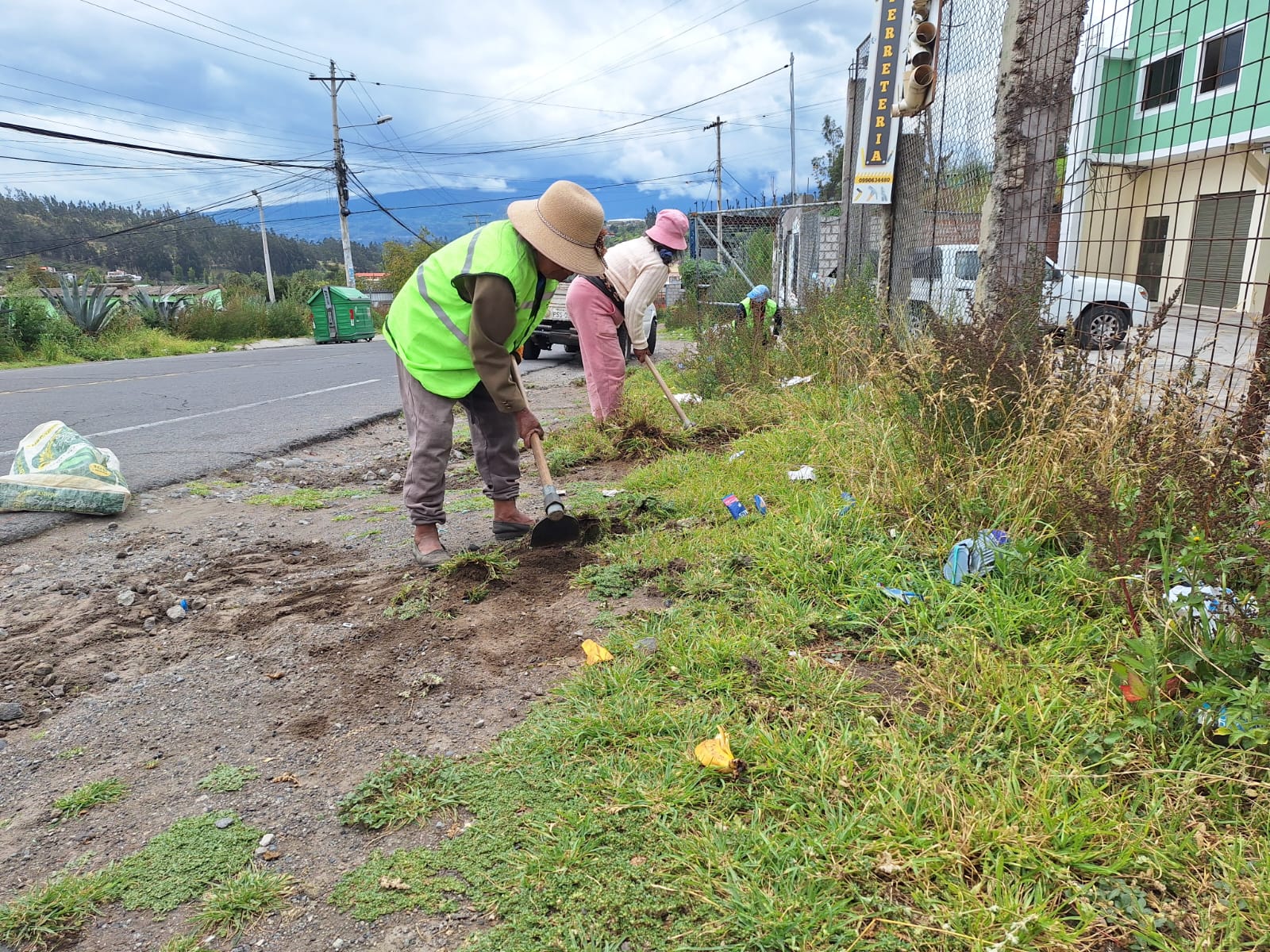 EL GADP PICAIHUA CONTINÚA CON LABORES DE MANTENIMIENTO EN VÍAS Y CUNETAS